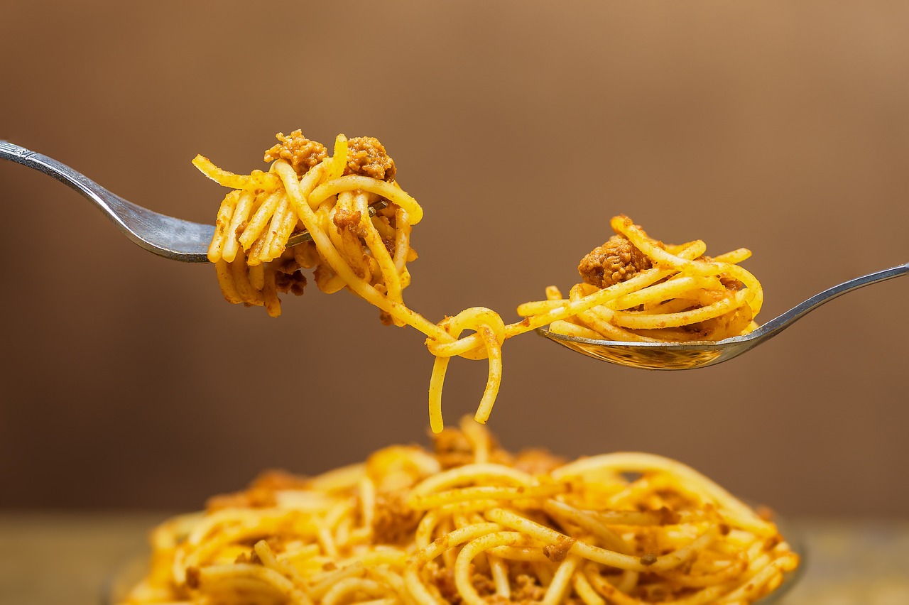 Pasta al dente servita in un piatto, evidenziando l'importanza per la glicemia.
